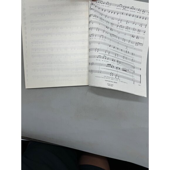 Johnny Appleseed book paperback in folder 1984 english Jenson 47pg Mayfield READ - Picture 4 of 4